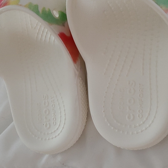 Bundle of two pairs of M4/W6 crocs sandals. EUC - Picture 4 of 7